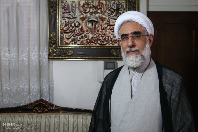 روحانی هیچ گاه در جرگه اصلاح طلبان تعریف نشده است. از طرف دیگر، شعارها و بسیاری از سیاست ها و منش وی با اصلاح طلبان منطبق است