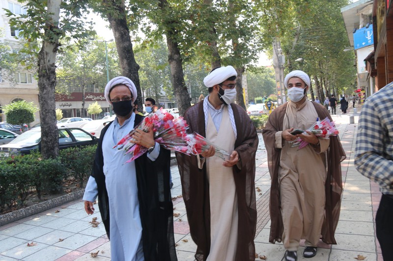 اهدای 2000 شاخه گل به بازاریان وکسبه های آمل به مناسبت عید غدیر