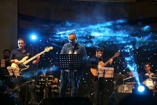 کنسرت آمل و خاطره ها با صدای محسن مرعشی در سالن اریکه آریایی آمل برگزار شد. +عکس