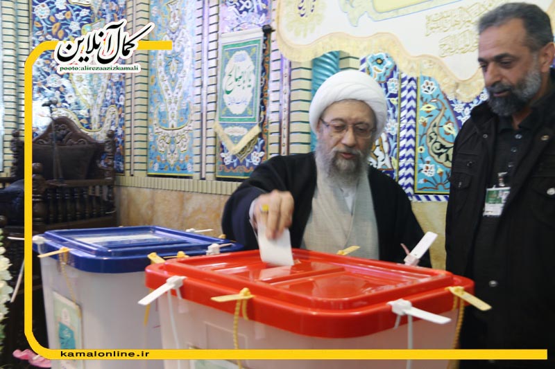 گزارش تصویری کمال آنلاین: آیت اله آملی لاریجانی رئیس تشخیص مصلحت نظام رأی خود را به صندوق انداخت