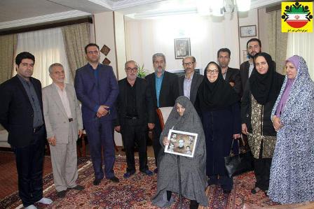 اعضای شورای اسلامی شهر و شهردار آمل با خانواده شهیدان علی اکبر و مجید جان نثار دیدار کردند .