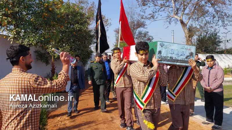 گزارش تصویری کمال آنلاین: تشیع پیگر پاک شهید گمنام بردوش دانش آموزان دبیرستان شهید فتاحی بوران 