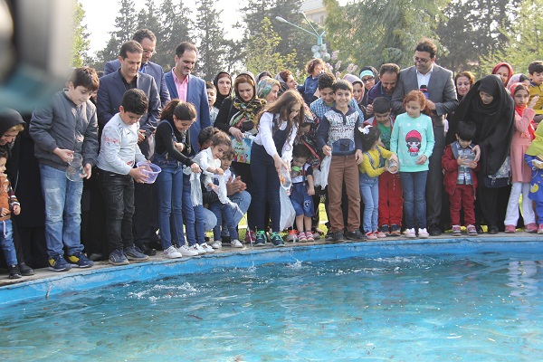 شانزدهمین جشنواره رهاسازی ماهی قرمز نوروزی در آمل برگزار شد+عکس