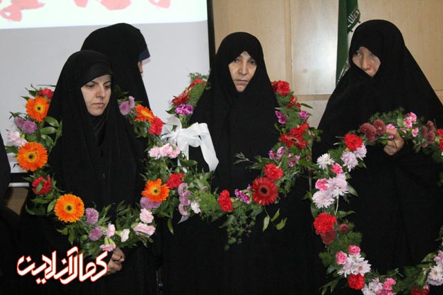 گردهمایی بزرگ خانواده های شهدای مدافع حرم مازندران در آمل برگزار شد+ عکس
