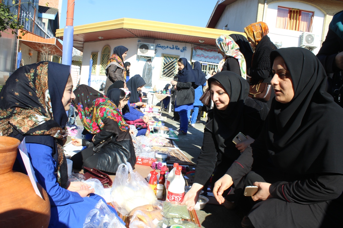 برگزاری بازارچه محلی در دبیرستان دخترانه نمونه بلوری آمل + عکس