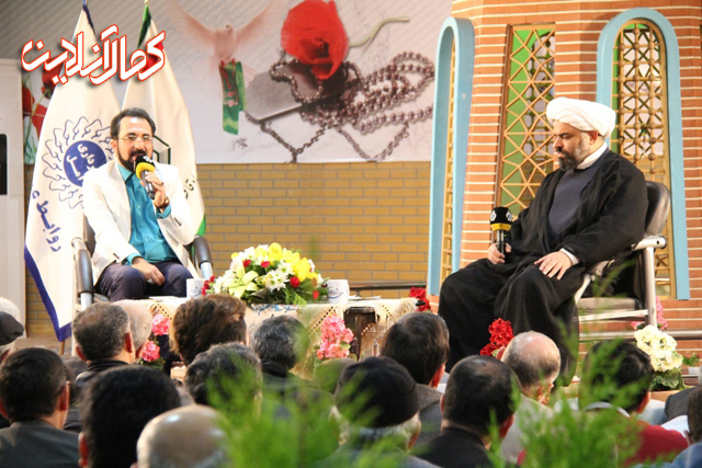 گزارش تصویری کمال آنلاین از برنامه عطر عاشقی در بقعه علامه میرحیدر آملی و حسینیه لاله های زهرایی