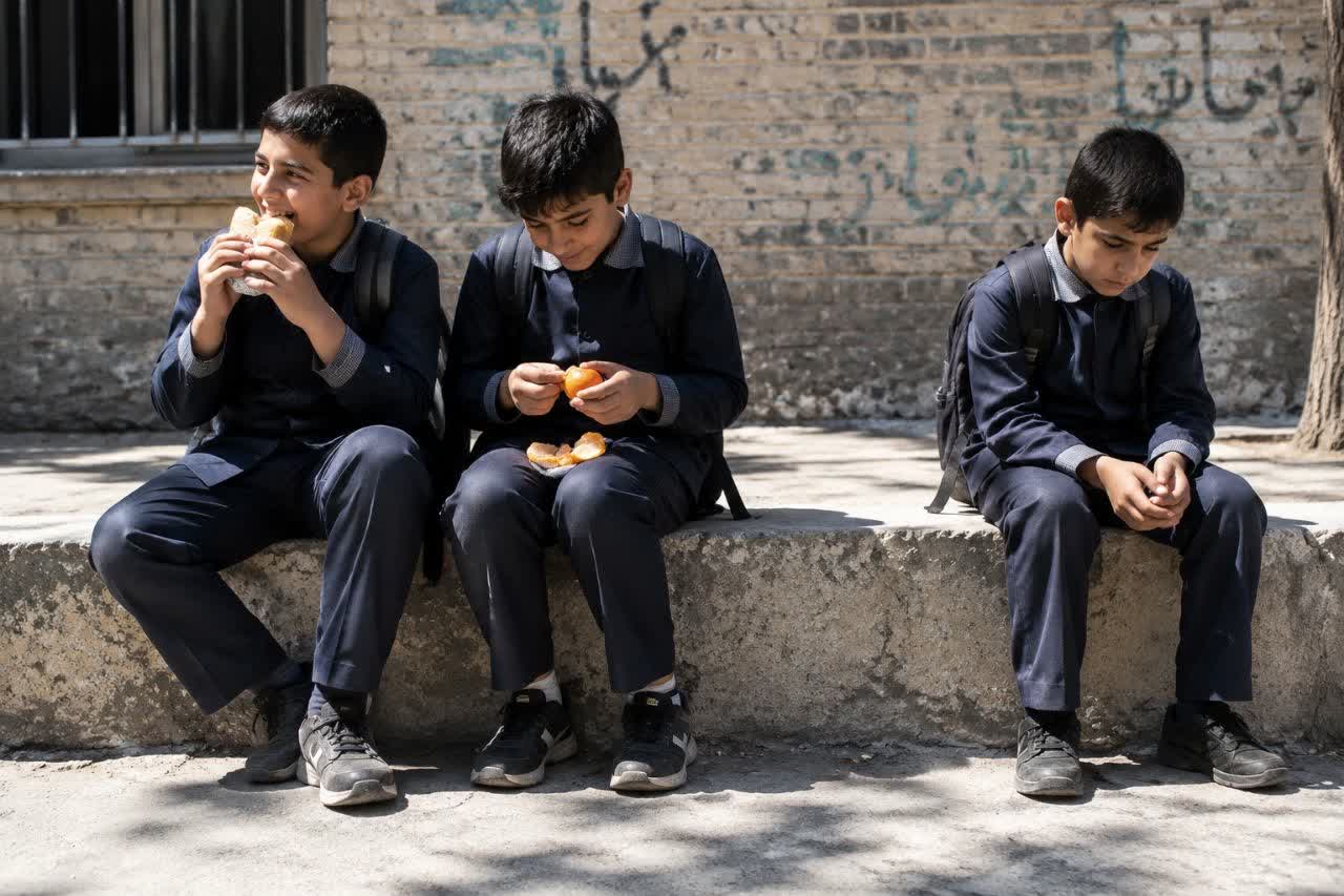 لقمه هایی با طعم بغض؛ بلعیده شدن نیمی از حقوق کارگر در زنگ های تفریح