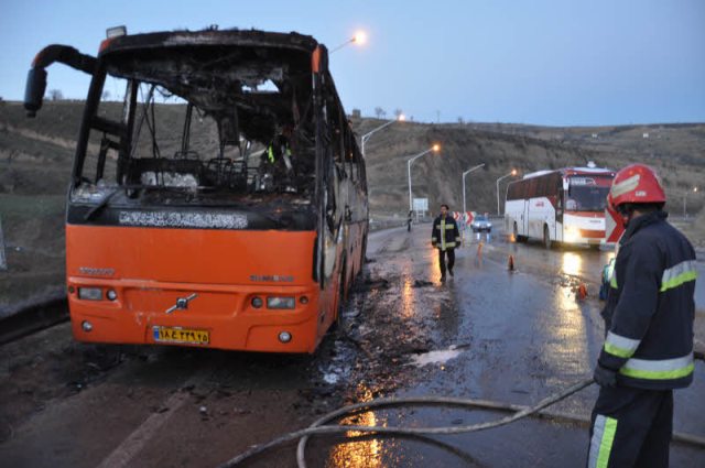 آتش سوزی یکدستگاه اتوبوس در آمل / حادثه تلفات جانی نداشت