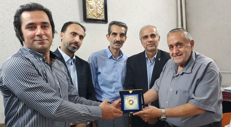 پیوند ورزش و رسانه در آمل؛ تجلیل از پیشکسوتان خبر و ورزش در دفتر هفته‌نامه «آوای کمال»+ تصاویر