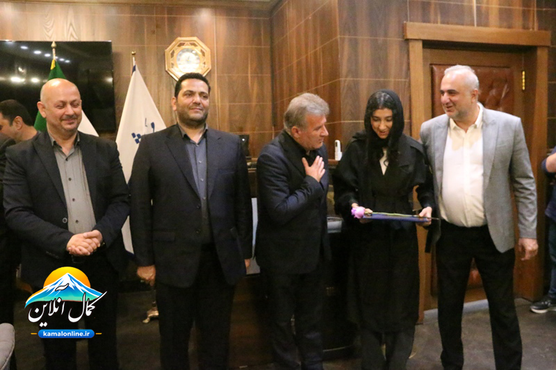 گزارش تصویری کمال آنلاین : مراسم تجلیل از برترین های کنکور سراسری شهرستان آمل درسال 1405 با حضور مسئولین آمل 